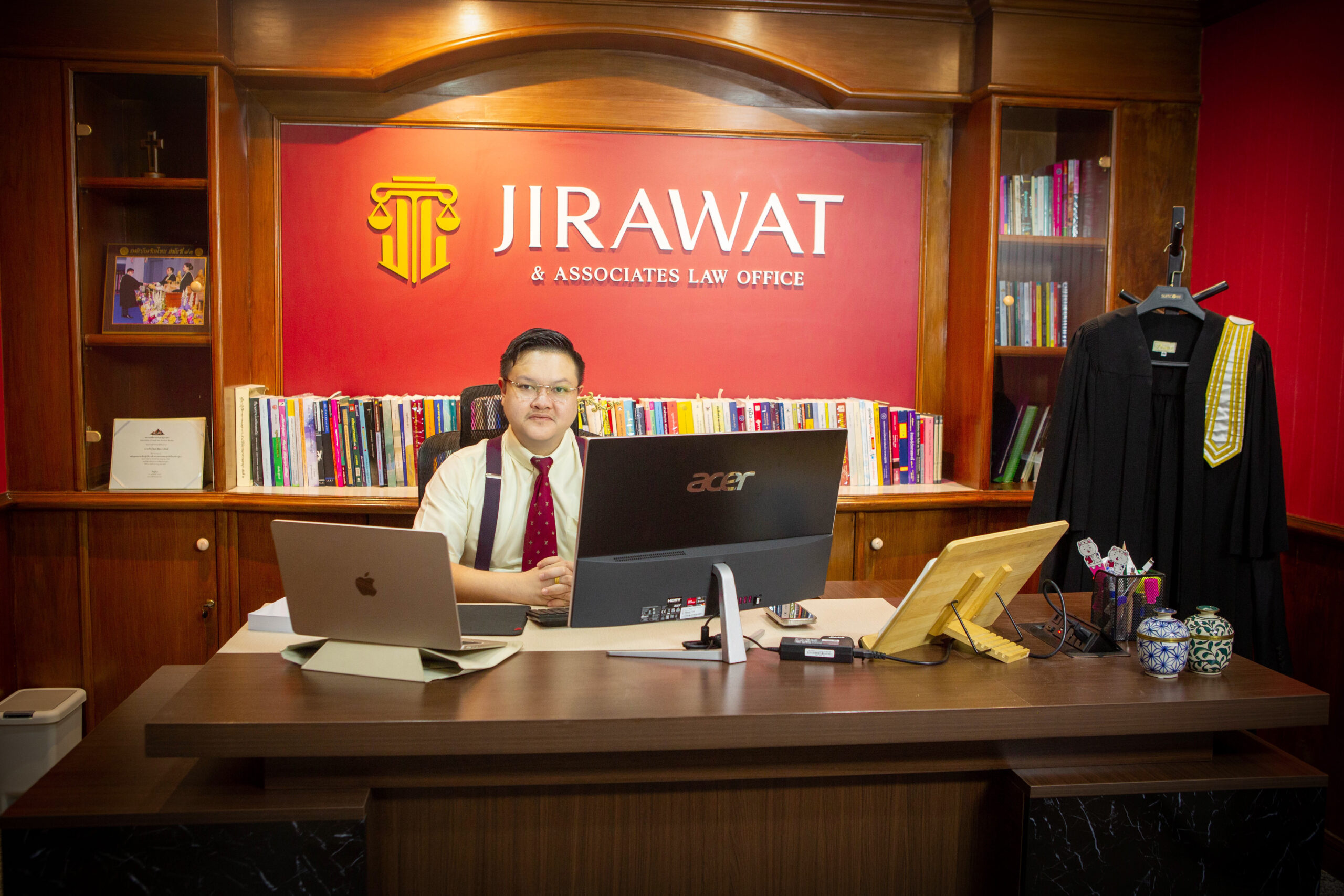 ภาพทนาย Jirawat นั่งหน้าคอมพิวเตอร์